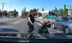 VIDEO Un cuplu cu un copil în cărucior, la un pas de a fi lovit pe trecerea de pietoni: Șoferul, amendat