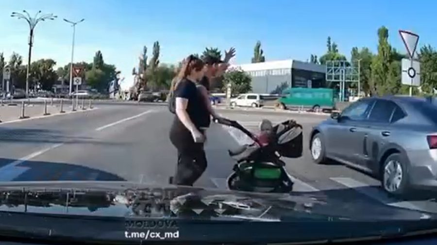VIDEO Un cuplu cu un copil în cărucior, la un pas de a fi lovit pe trecerea de pietoni: Șoferul, amendat