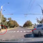 VIDEO Șoferul unui BYD, surprins în timp ce nu acordă prioritate unui pieton. A fost sancționat