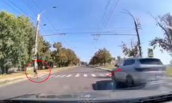 VIDEO Șoferul unui BYD, surprins în timp ce nu acordă prioritate unui pieton. A fost sancționat