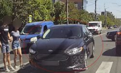 VIDEO Șoferița unui Ford, surprinsă în timp ce nu acordă prioritate pietonilor: Poliția a sancționat-o