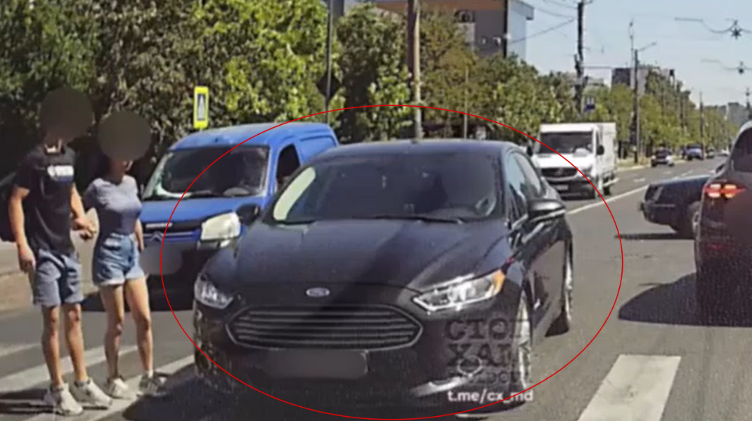 VIDEO Șoferița unui Ford, surprinsă în timp ce nu acordă prioritate pietonilor: Poliția a sancționat-o