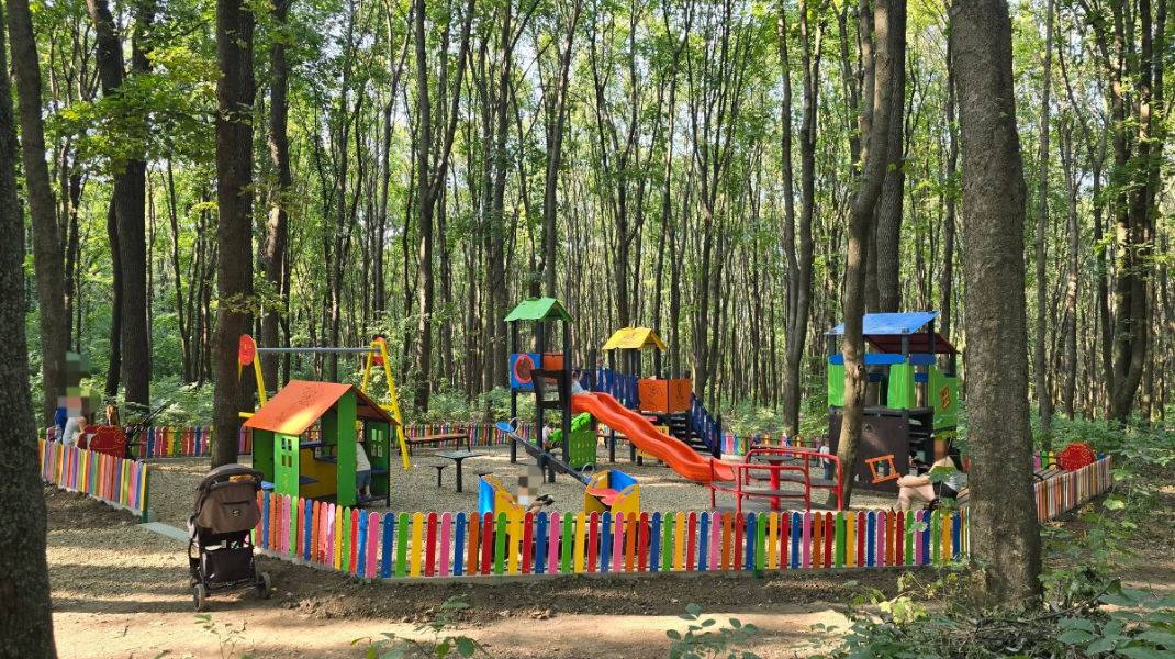 FOTO Un nou teren de joacă, amenajat în pădurea-parc „Butoiaș” din sectorul Buiucani