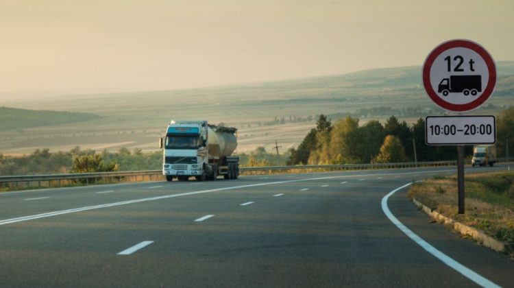 Canicula impune restricții în trafic. Vehiculele de mare tonaj nu vor putea circula ziua
