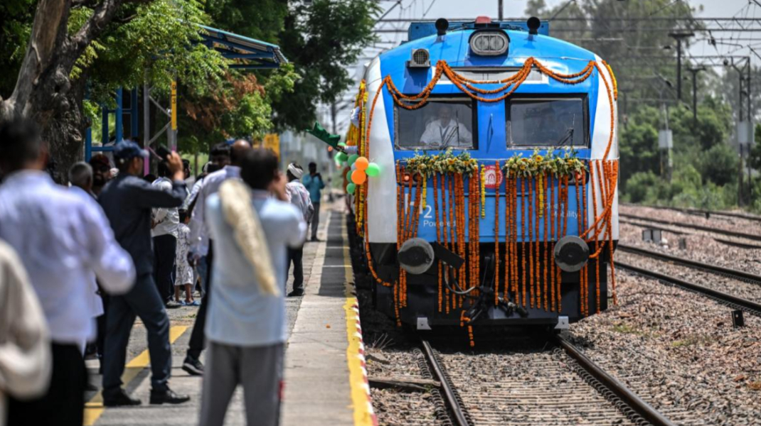 India a pus pe șine cel mai puternic tren pe hidrogen din lume. Câți kilometri a parcurs