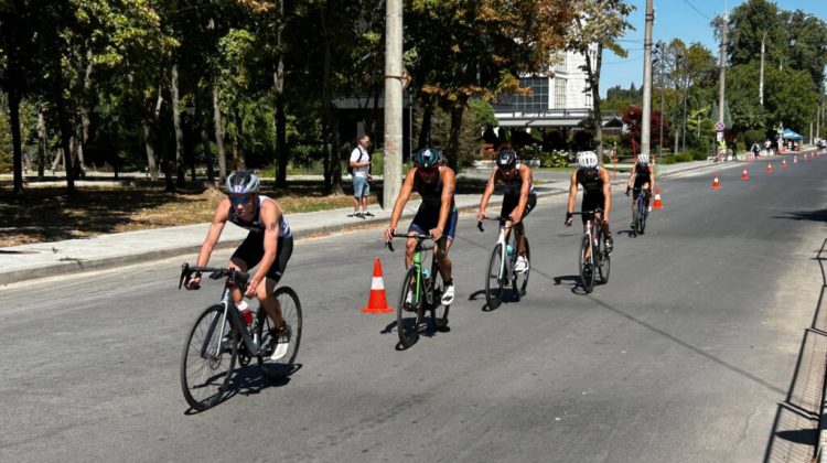 Sportivi din 35 de țări s-au reunit la Chișinău pentru o competiție internațională de triatlon