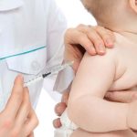 SUA își schimbă politica privind vaccinarea copiilor: Donald Trump cere mai puține doze și invocă autismul