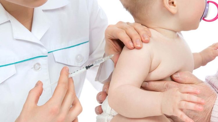 SUA își schimbă politica privind vaccinarea copiilor: Donald Trump cere mai puține doze și invocă autismul