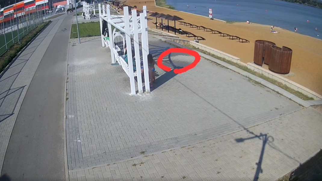 VIDEO Vandalism într-un parc din Chișinău! Un grup de copii a rupt cablurile instalației de vaporizare