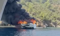 Vacanță transformată în coșmar: Un vas cu 115 oameni a luat foc în Turcia. Pasagerii s-au aruncat în mare