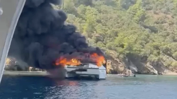 Vacanță transformată în coșmar: Un vas cu 115 oameni a luat foc în Turcia. Pasagerii s-au aruncat în mare