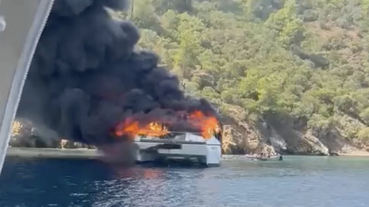 Vacanță transformată în coșmar: Un vas cu 115 oameni a luat foc în Turcia. Pasagerii s-au aruncat în mare