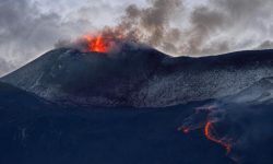 Vulcanul Etna a erupt din nou. Aterizările la aeroportul din Catania au fost suspendate