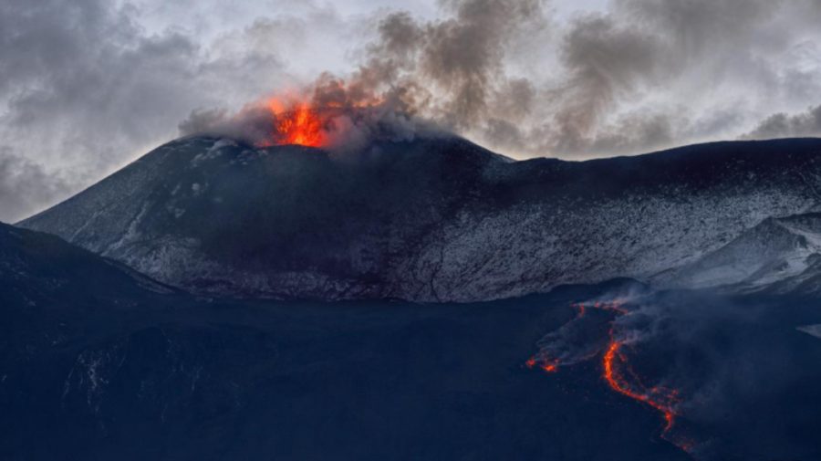 Vulcanul Etna a erupt din nou. Aterizările la aeroportul din Catania au fost suspendate