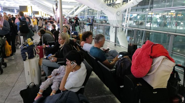 VIDEO Noi probleme pe aeroporturile din Marea Britanie: Sute de zboruri anulate și întârzieri