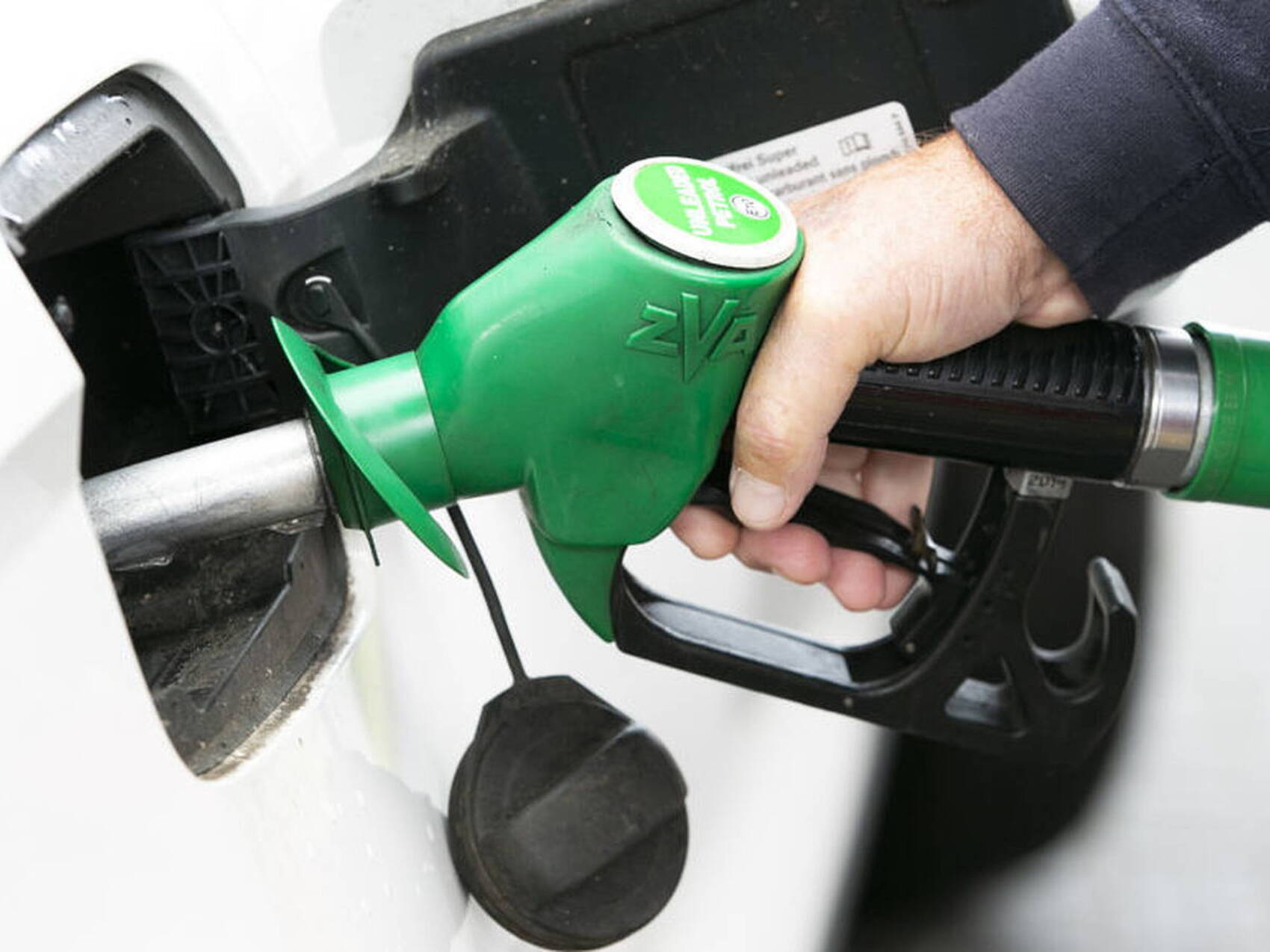 Petrolul trece de 108 dolari pe baril după noi atacuri în Strâmtoarea Ormuz: Două rute-cheie de export, afectate