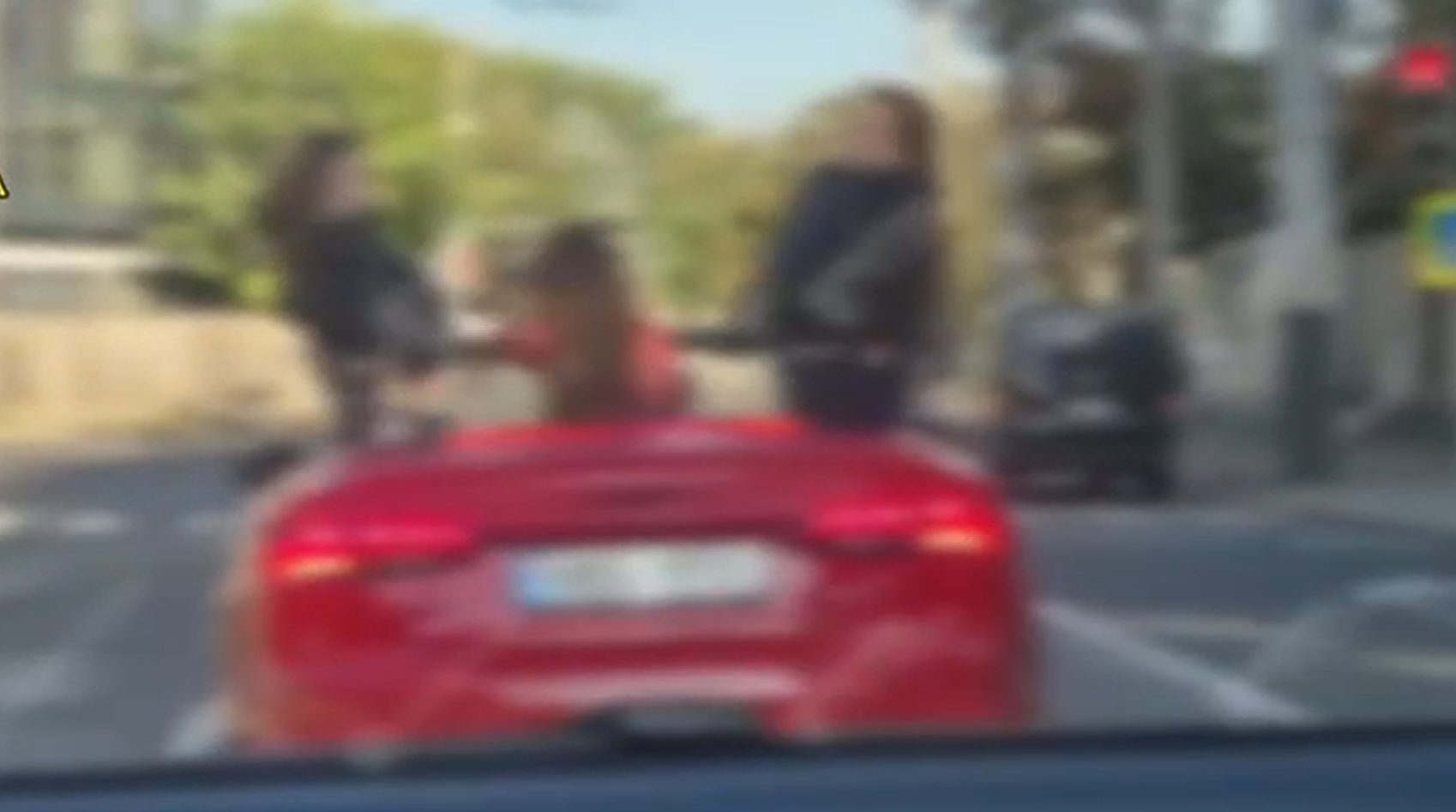 VIDEO  O plimbare cu mașina decapotabilă prin Capitală s-a încheiat cu o sancțiune: Ce au surprins camerele de bord