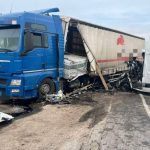 FOTO Accident mortal în raionul Rîșcani: Un tânăr a murit după ce s-a izbit cu microbuzul de un camion