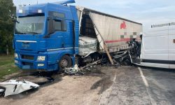 FOTO Accident grav în raionul Rîșcani: Un tânăr și-a pierdut viața după ce s-a izbit cu microbuzul de un camion