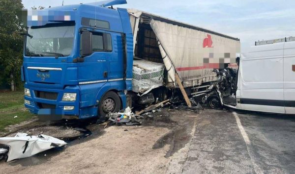 FOTO Accident mortal în raionul Rîșcani: Un tânăr a murit după ce s-a izbit cu microbuzul de un camion