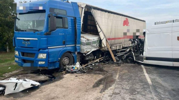 FOTO Accident mortal în raionul Rîșcani: Un tânăr a murit după ce s-a izbit cu microbuzul de un camion