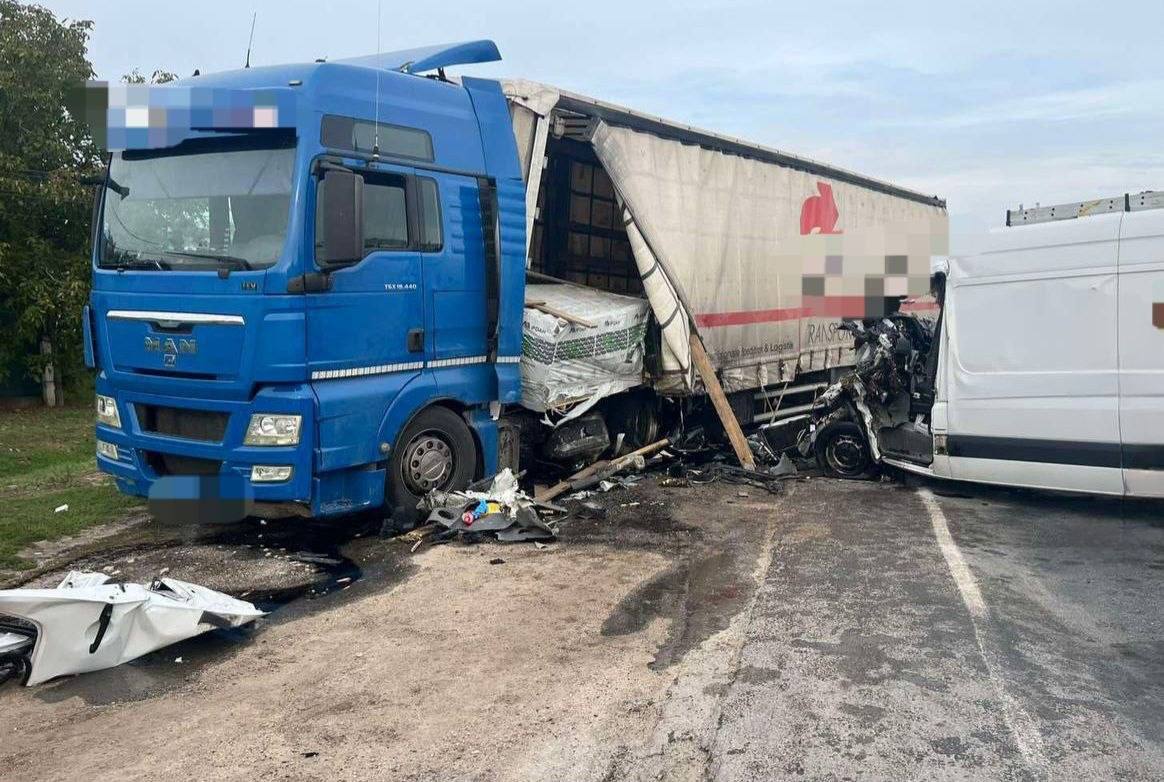 FOTO Accident grav în raionul Rîșcani: Un tânăr și-a pierdut viața după ce s-a izbit cu microbuzul de un camion