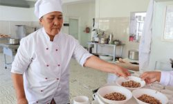 „De ce ne mirăm că oamenii pleacă?”: Criză de personal în bucătăriile grădinițelor din Chișinău, din cauza salariilor