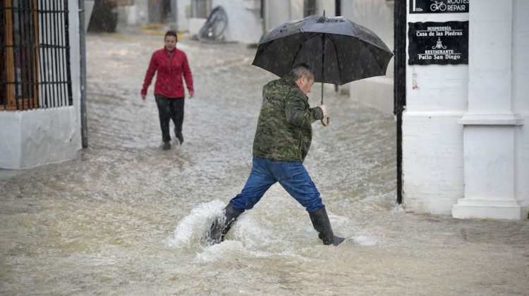 VIDEO Furtunile au făcut prăpăd în Spania și Italia: Drumuri inundate, tornade și victime