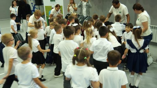 FOTO Sute de copii refugiați din Ucraina învață la un gimnaziu din Chișinău: Au primit ghiozdane și rechizite