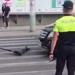 VIDEO Accident în centrul capitalei: un minor pe trotinetă, tamponat de o mașină