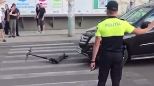 VIDEO Accident în centrul capitalei: un minor pe trotinetă, tamponat de o mașină