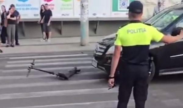 VIDEO Accident în centrul capitalei: un minor pe trotinetă, tamponat de o mașină