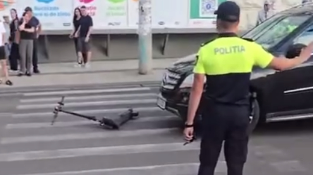 VIDEO Accident în centrul capitalei: un minor pe trotinetă, tamponat de o mașină