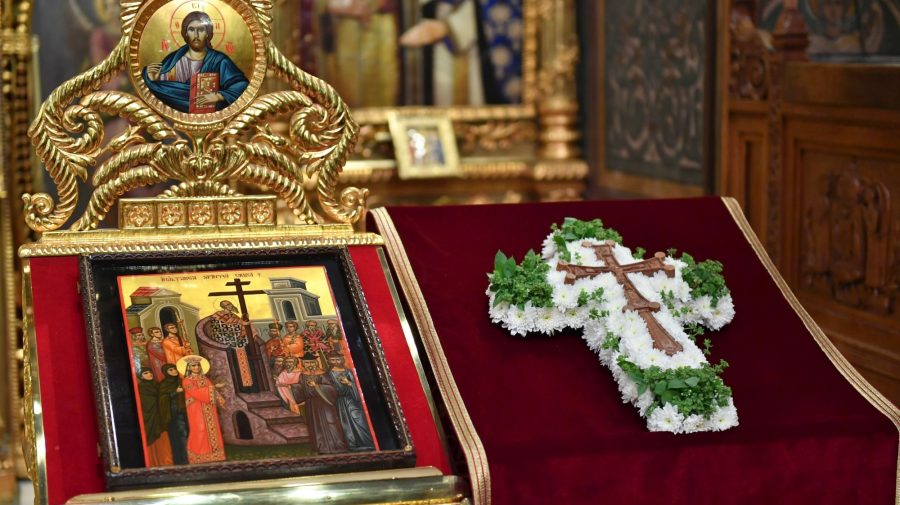 Creștinii ortodocși de rit vechi sărbătoresc Înălțarea Sfintei Cruci. Tradiții și obiceiuri în această zi