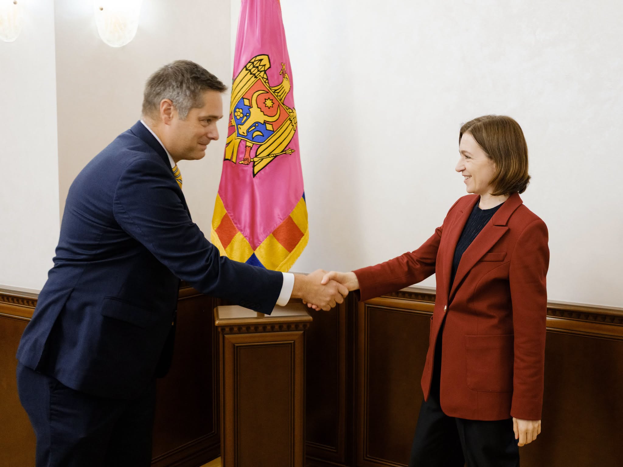 Maia Sandu l-a primit pe noul șef OSCE în Moldova. Subiectele discutate cu Christopher Smith