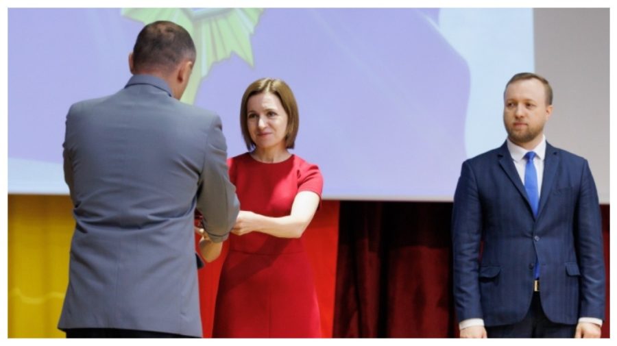 Maia Sandu le-a oferit unor ofițeri SIS ordine și medalii pentru contribuția la securitatea Republicii Moldova