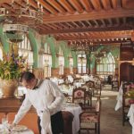 Tacâmuri, lumânări și suporturi pentru hârtie igienică furate din restaurante cu stele Michelin din Franța