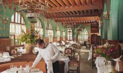 Tacâmuri, lumânări și suporturi pentru hârtie igienică furate din restaurante cu stele Michelin din Franța