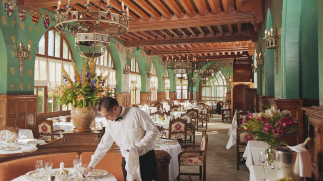 Tacâmuri, lumânări și suporturi pentru hârtie igienică furate din restaurante cu stele Michelin din Franța