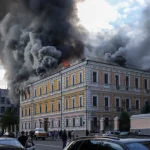 VIDEO Imagini dramatice: Cercetătorul care a scăpat din flăcările Academiei din Kiev, ca „Spider-Man”
