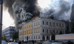VIDEO Imagini dramatice: Cercetătorul care a scăpat din flăcările Academiei din Kiev, ca „Spider-Man”
