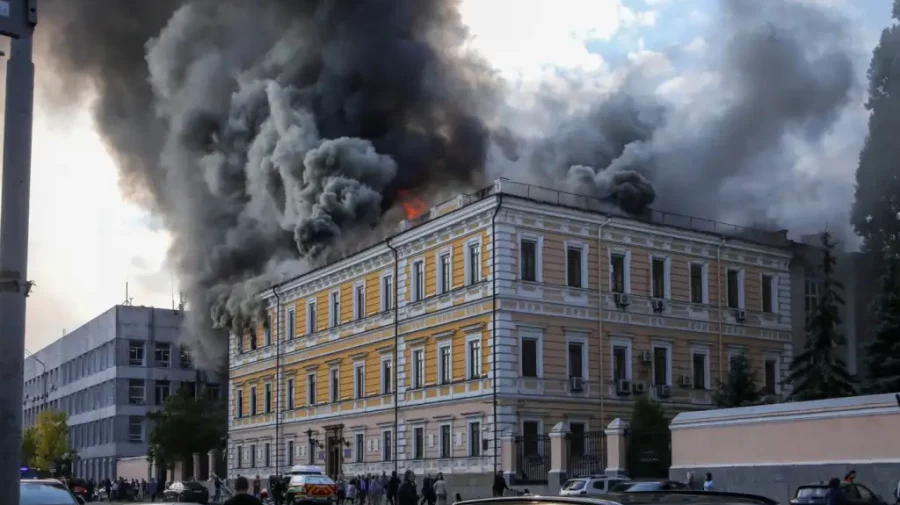 VIDEO Imagini dramatice: Cercetătorul care a scăpat din flăcările Academiei din Kiev, ca „Spider-Man”