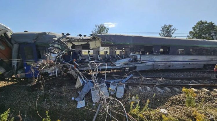 VIDEO Accident grav în Polonia: Un tren s-a izbit  un camion și a deraiat. Zeci de persoane, rănite