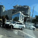 FOTO Accident grav într-un sens giratoriu din Chișinău: Două mașini s-au tamponat