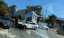 FOTO Accident grav într-un sens giratoriu din Chișinău: Două mașini s-au tamponat