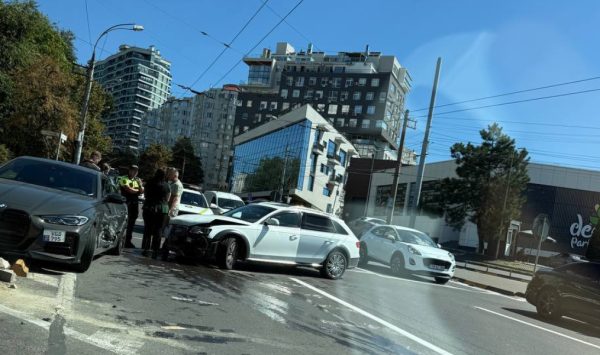FOTO Accident grav într-un sens giratoriu din Chișinău: Două mașini s-au tamponat