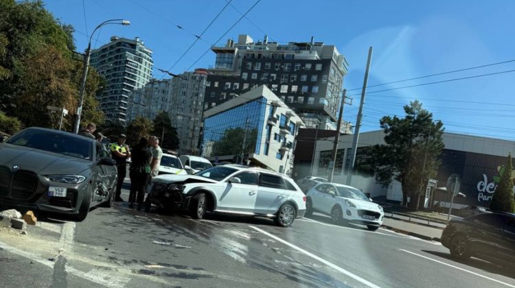 FOTO Accident grav într-un sens giratoriu din Chișinău: Două mașini s-au tamponat