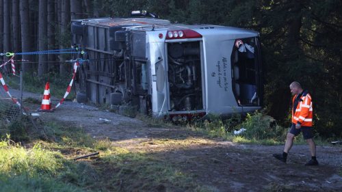 Un autocar plin cu turiști străini s-a răsturnat pe o autostradă din Germania. Doi morți și mai mulți grav răniți