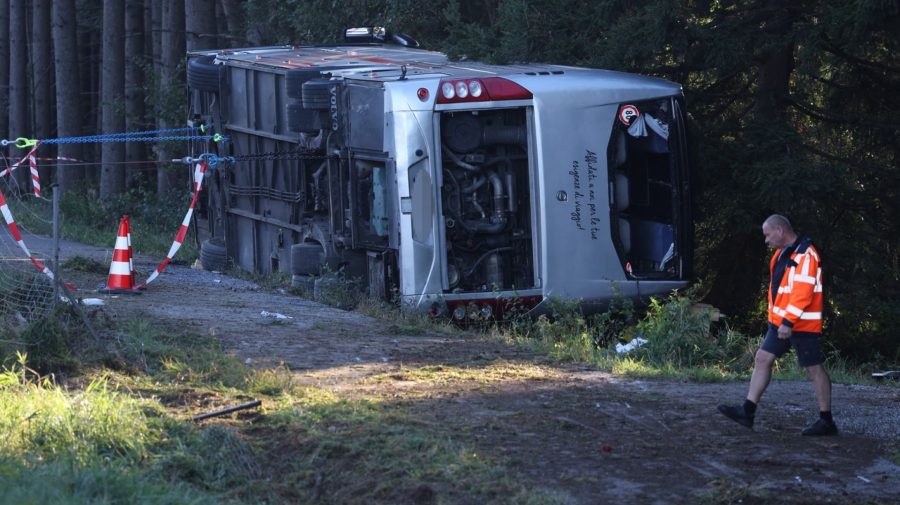 Un autocar plin cu turiști străini s-a răsturnat pe o autostradă din Germania. Doi morți și mai mulți grav răniți