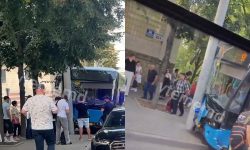 VIDEO Accident violent pe strada Ion Creangă: Un autobuz a ajuns într-un stâlp electric